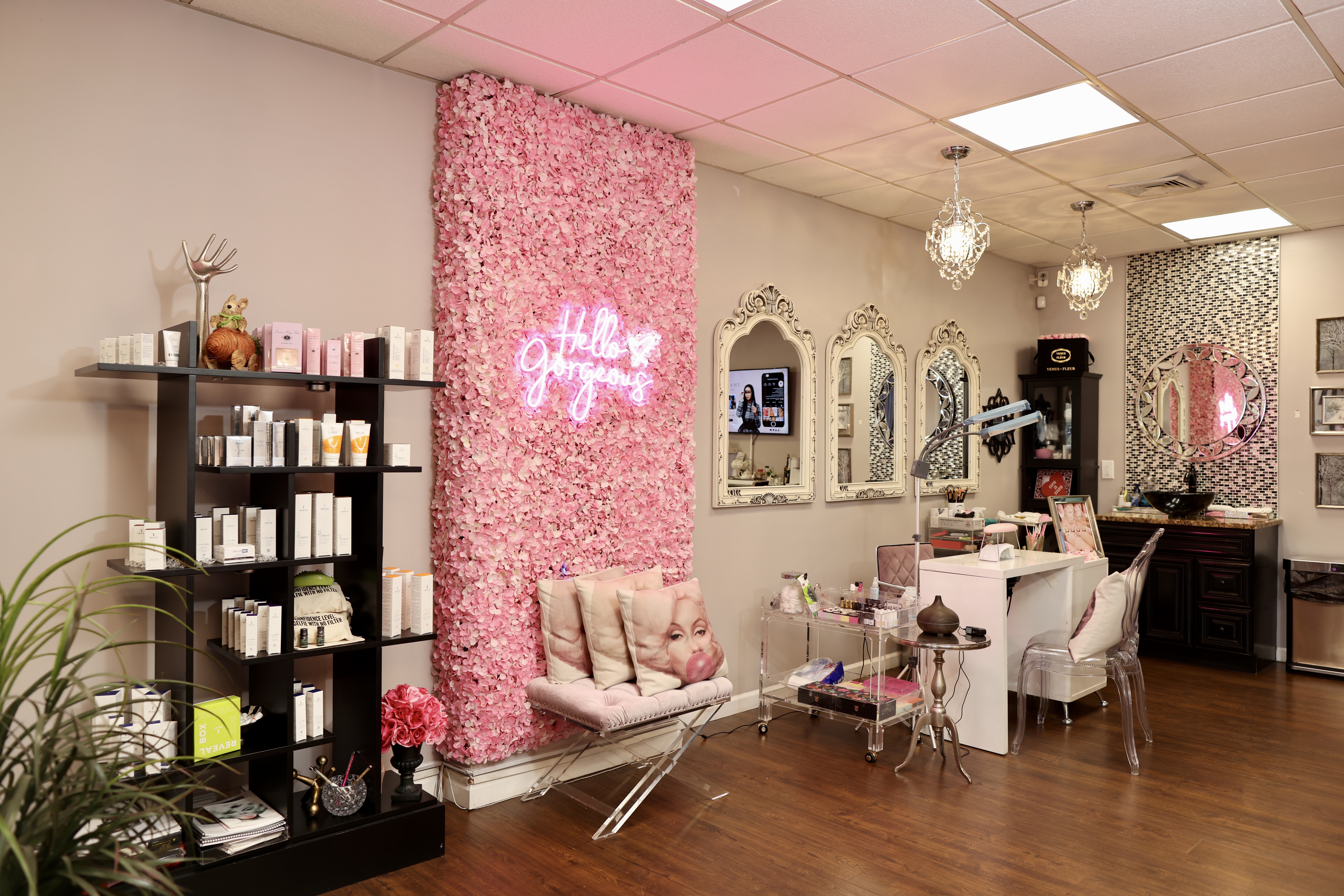 The one stop spa for eyelash extensions, Teeth whitening, eyelash extensions certification and much more. 